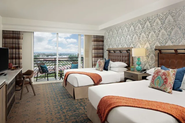 استوديو تقليدي بسريرين كوين لذوي الإعاقة، The Cassara Carlsbad Tapestry Collection By Hilton 2/7