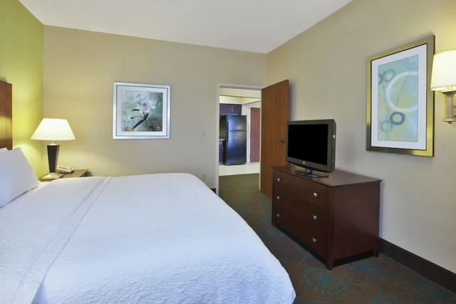 جناح بسرير كينج مع أريكة بمطبخ، Larkspur Landing Hotel South Bend 1/2