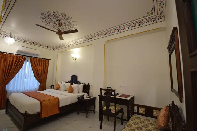 غرفة ملكية ديلوكس بسرير مزدوج، Hotel Umaid Residency 1/7