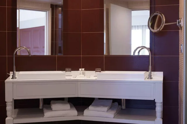 Executive, Suite, King Bed, Garden View, Sofa, Renaissance Paris Hippodrome de St. Cloud Hotel 6/7