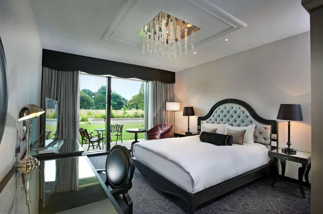Queen Guest Room W/Balcony، Hilton London Syon Park 2/4