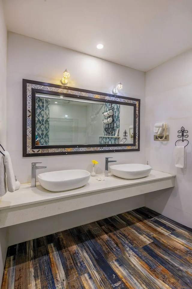 جناح بريفيليج بسرير كينج، Sterling Marbella Dehradun 8/8