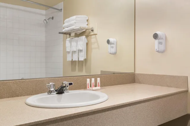 غرفة بسرير كينج وسريرين كوين، Days Inn Stephenville 8/10