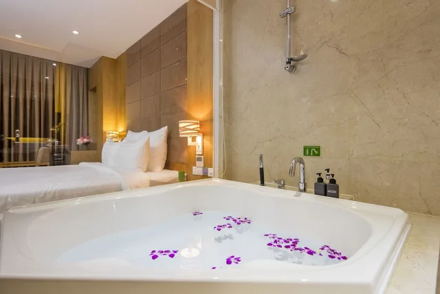 غرفة بريميوم بسرير كينج بحوض استحمام، Paradise Saigon Boutique Hotel 7/7