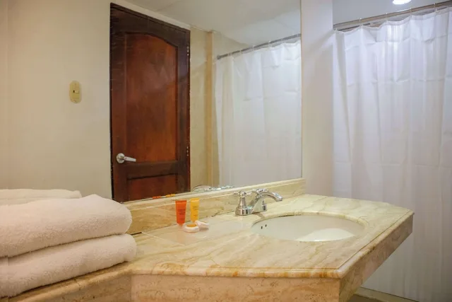 غرفة بريميوم عائلية بسريرين مزدوجين، Hotel Faranda Express Puerta Del Sol Barranquilla, A Member of Radisson Individuals 3/3
