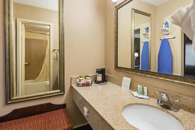 جناح بسرير كوين مع أريكة، Quality Inn & Suites Greenville - Haywood Mall 6/6
