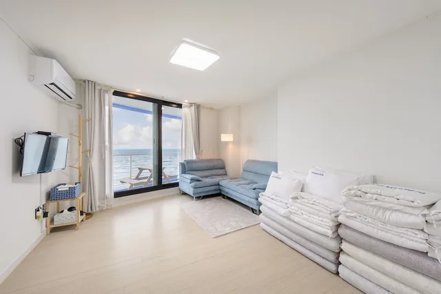 Sky, 3 Queen Beds، On The Sea Pension 5/10