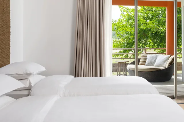 غرفة بسريرين منفصلين بإطلالة على الحديقة بشرفة، Sheraton New Caledonia Deva Resort & Spa 1/2