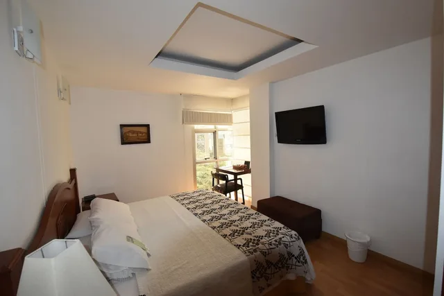 غرفة سوبيريور بسريرين منفصلين بإطلالة على المدينة بغرفة نوم واحدة مع أريكة، Hotel Bolivar Plaza 1/3