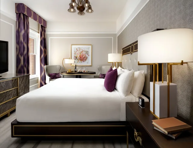 Fairmont Gold, King Bed, City View، Fairmont Empress Hotel 2/6