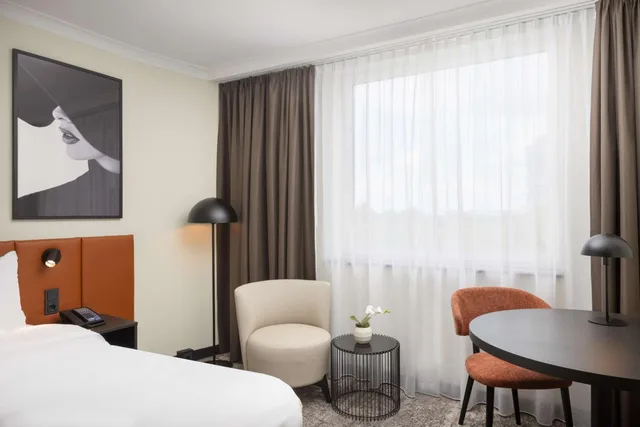غرفة بريميوم تنفيذية بسرير كينج وسرير كوين، Hilton Duesseldorf 5/8