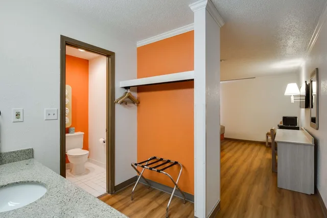 غرفة قياسية بسريرين كوين للمدخنين، Motel6 Waukegan, IL 10/10