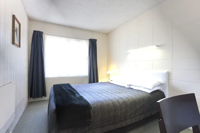 شقة بسرير كوين وسريرين منفصلين بغرفة نوم واحدة، Tudor Motor Lodge 5/7
