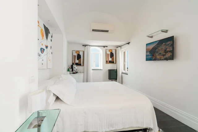 غرفة بسريرين منفصلين بإطلالة على البحر بشرفة، VILLA MAGIA 2/6