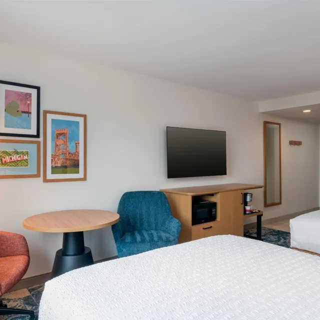 غرفة بسرير كينج وسريرين كوين لذوي الإعاقة، Hampton Inn & Suites Cadillac 2/4