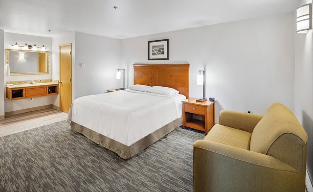 Room, King Bed, Ocean View, Edgewater Hotel Seward 2/2