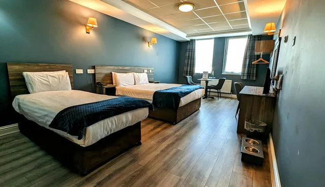 غرفة بسريرين منفصلين وسرير كينج وسرير فردي، Inn On The Coast 5/10