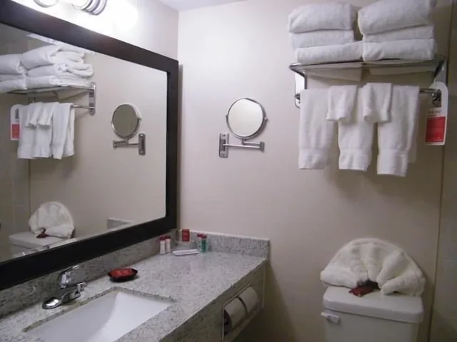 غرفة ديلوكس بسريرين كوين بشرفة، Ramada By Wyndham Edmonton South 6/6