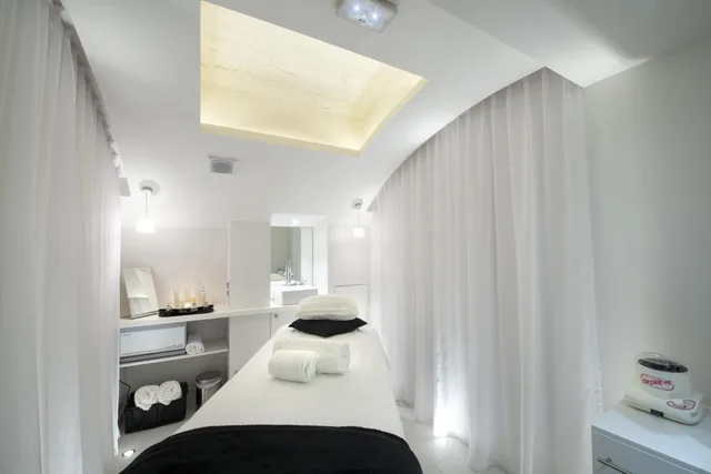 Twin Beds, Vertigo Hotel 5/6