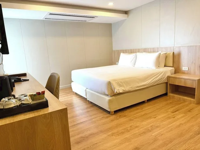 Superior, King Bed, Partial Sea View, Golden Jomtien Beach Hotel 3/5