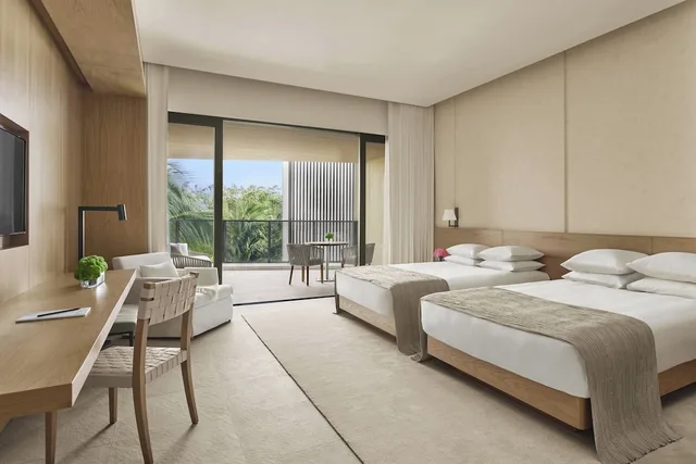 غرفة بسريرين مزدوجين بإطلالة على البحر، The Sanya Edition 3/8