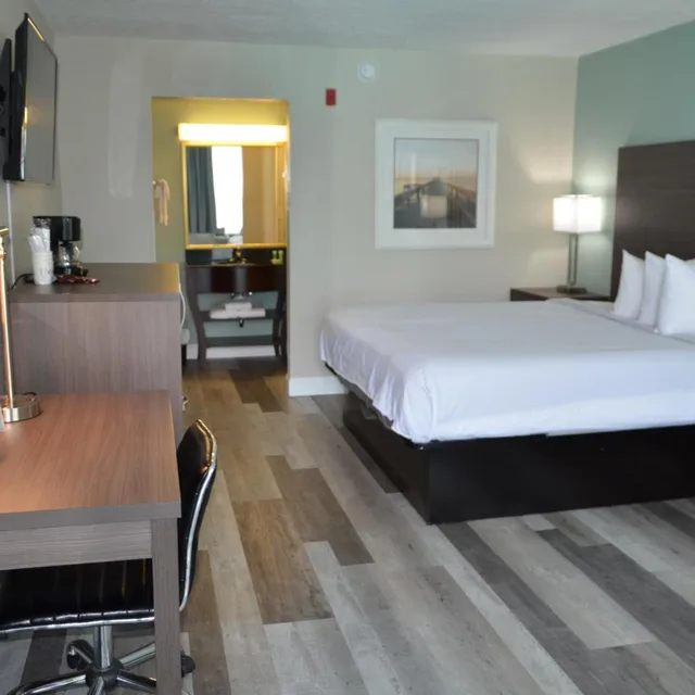 Renovated, Queen Bed, Pool View، Opal Hotel and Suites 1/7
