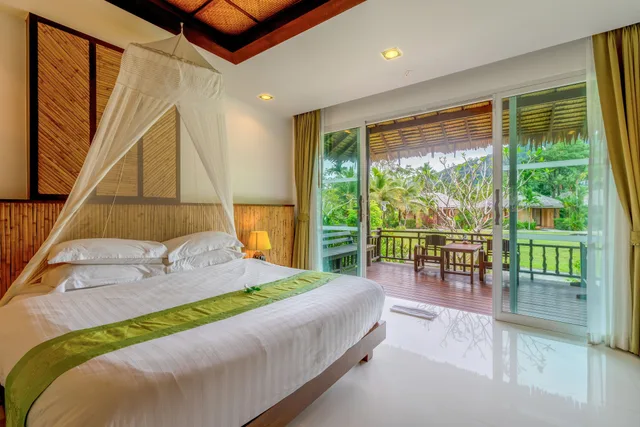 كوخ بريميير ثلاثي بسرير مزدوج وسرير فردي، Ban Sainai Resort - SHA Extra Plus 1/10