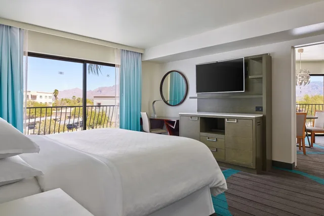 Executive, Suite, King Bed, Mountain View, Sofa, Club Floor، Sheraton Tucson Hotel And Suites 3/6