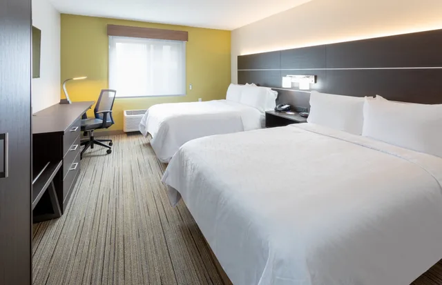 غرفة قياسية بسريرين مزدوجين بحوض استحمام لذوي الإعاقة، Holiday Inn Express Suites Minneapolis Downtown 3/4