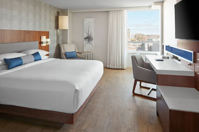 غرفة ديلوكس بسرير كينج، DELTA HOTELS BY MARRIOTT TROIS RIVIERES CONFERENCE CENTRE 6/10