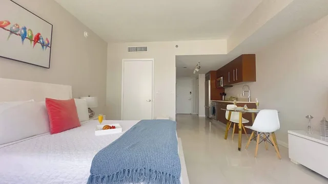 استوديو بريميوم بسرير كوين بإطلالة على البحيرة بشرفة، Brickell by Miami Vacation Rentals 2/3