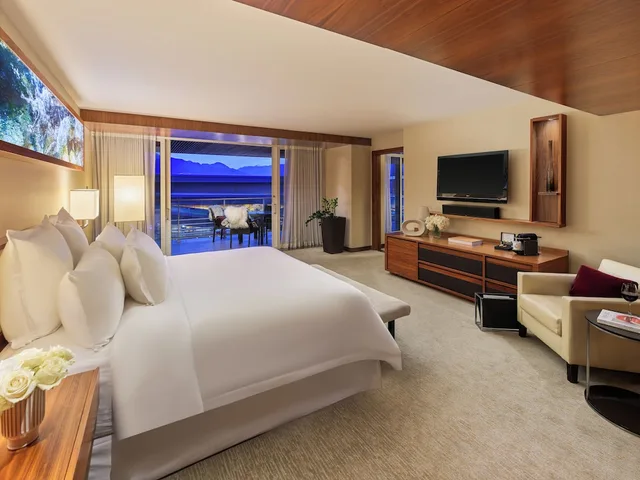 جناح بسرير كينج بإطلالة على المسبح، Fairmont Pacific Rim 1/2