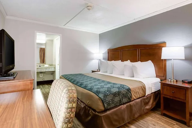 غرفة بسرير كوين، Travelodge by Wyndham Canton/Livonia Area, MI 1/2