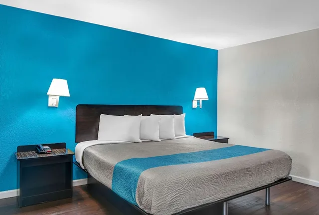 غرفة قياسية بسرير كينج لذوي الإعاقة، Motel6 Norcross, GA 3/5