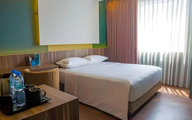 Smart, Superior, Queen Bed, Geary Hotel Bandung 2/2