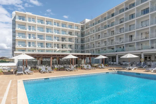 غرفة سوبيريور بسرير مزدوج أو سريرين منفصلين بإطلالة على البحر بشرفة، Hotel Alua Leo 1/3