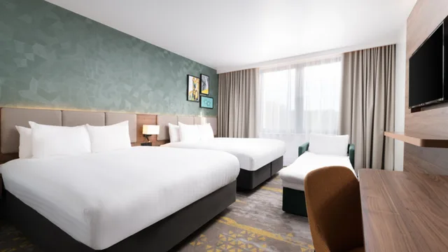 غرفة قياسية بسريرين كينج مع أريكة، Holiday Inn London Gatwick Worth 1/3