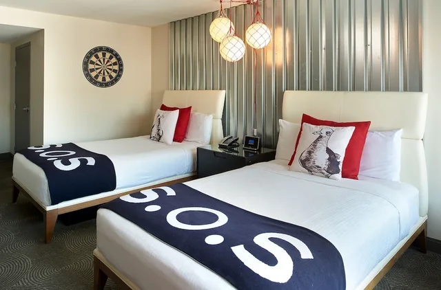 Deluxe, 2 Double Beds, Partial Bay View, Balcony، Hotel Zephyr 1/4