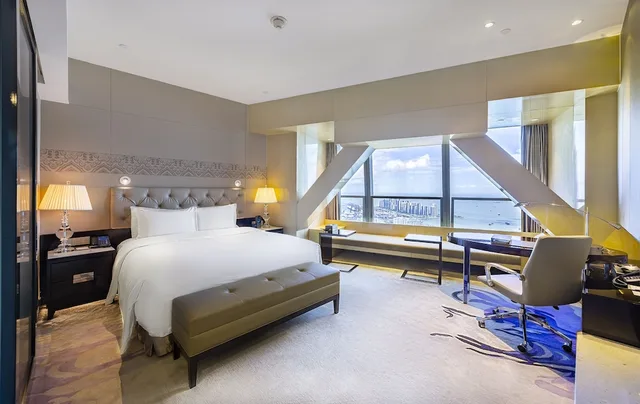 غرفة بسرير كينج بإطلالة على البحر، Hilton Haikou Residences 1/10