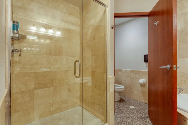 جناح بسرير كينج بغرفتين مع أريكة بحوض جاكوزي بحوض استحمام، Drury Plaza Hotel St Louis Chesterfield 9/10