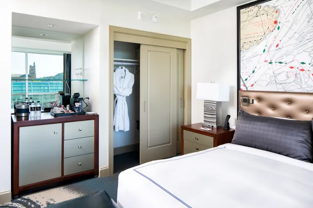 غرفة كلاسيكية بسرير كينج لذوي الإعاقة، The Tennessean Personal Luxury Hotel 2/3