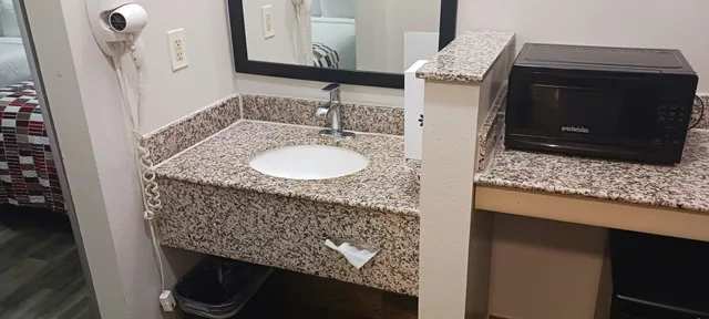 غرفة سوبيريور بسرير كينج بحوض جاكوزي للمدخنين، Red Roof Inn & Suites Clinton 6/6