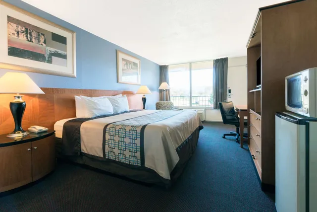 جناح بسرير كينج مع أريكة بحوض جاكوزي، Days Inn by Wyndham Luray Shenandoah 2/6