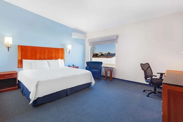 غرفة بزنس بسرير كينج، Days Inn By Wyndham Piedras Negras 2/5