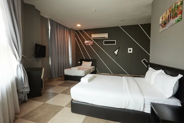 Superior, Family, 1 Queen and 1 Single Bed, Elite Hotel Muar 2/8