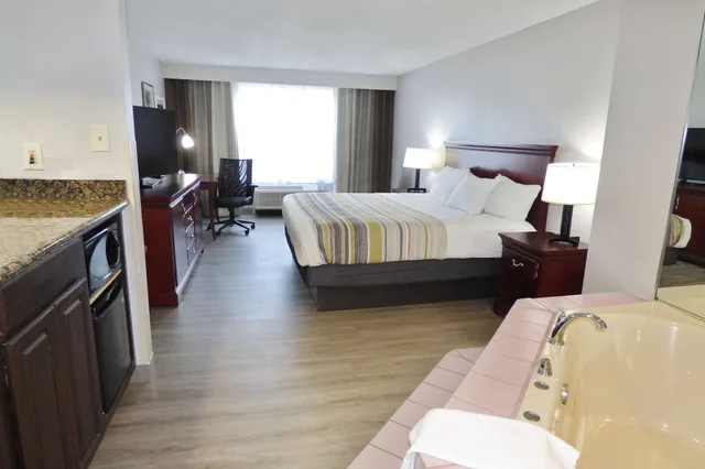 جناح بسرير كينج بحوض جاكوزي، Country Inn & Suites by Radisson, Biloxi-Ocean Springs, MS 1/2