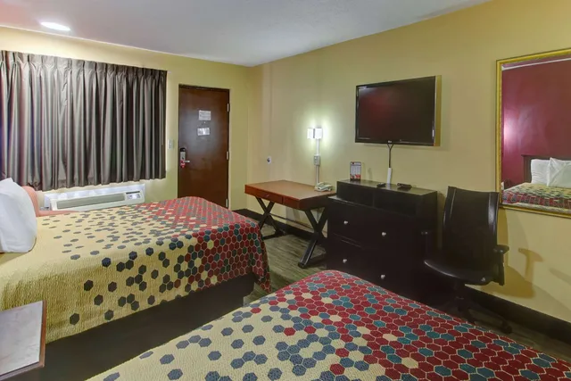 Room, 2 Queen Beds, Econo Lodge Town Center 4/4
