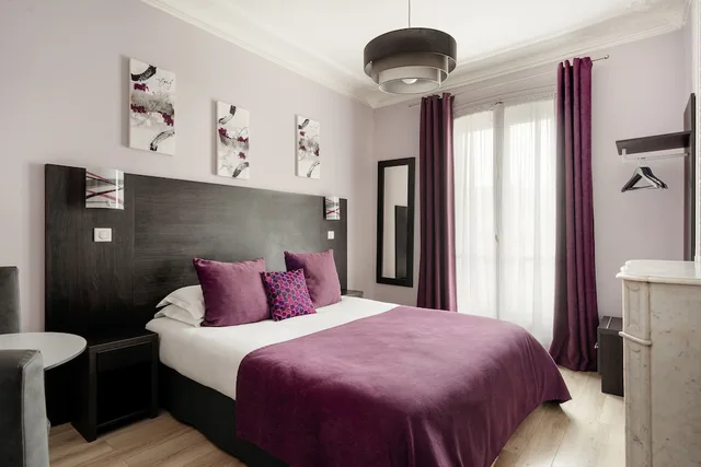 غرفة كلاسيكية بسرير كوين بإطلالة على المدينة، HOTEL D'ARGENSON 2/5