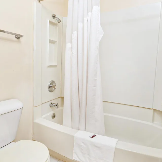 Studio, King Bed, Red Carpet Inn Louisville 5/10