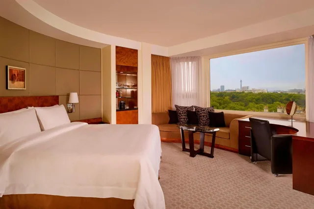 غرفة تنفيذية بسرير كينج بإطلالة على المدينة، The Park Tower Knightsbridge, a Luxury Collection Hotel, London 1/6